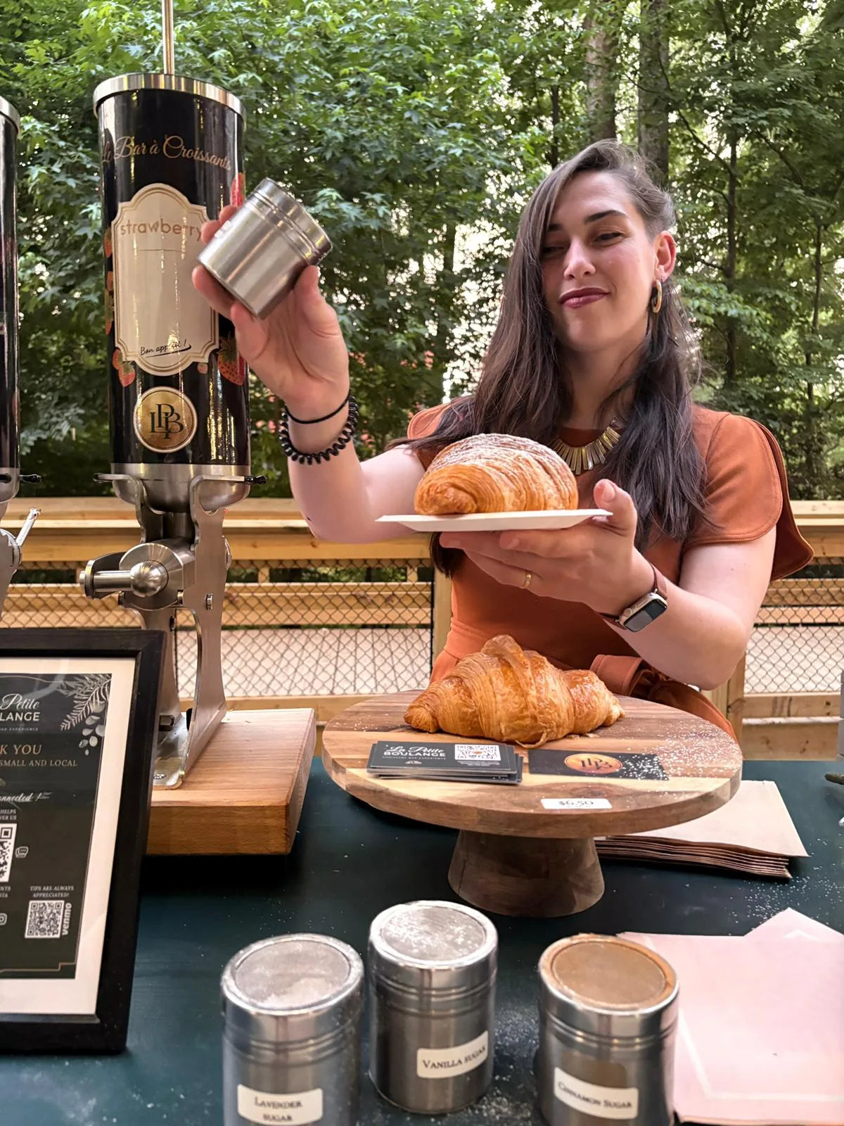 Une professionnelle présente un croissant garni au comptoir