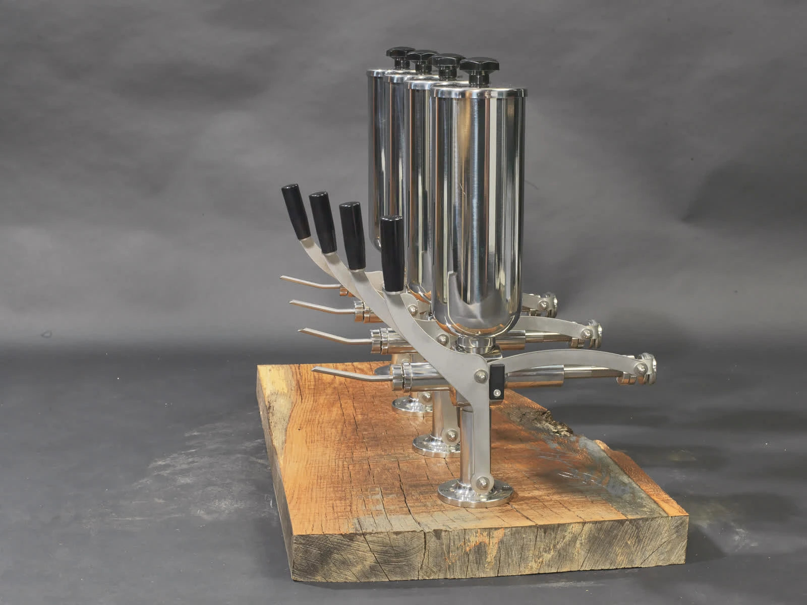 Le Bar à Croissants : cuves inox verticales et socle bois, configuration présentée à titre d’exemple