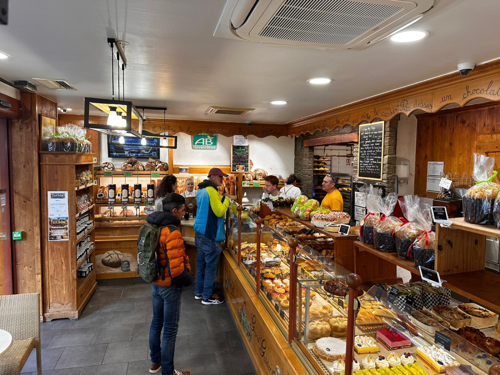 Vitrine signature avec le Bar à Croissants en boutique