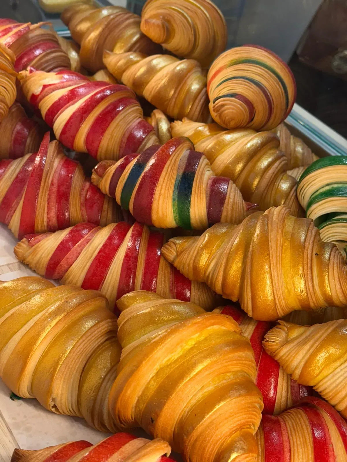 Assortiment de viennoiseries artisanales en vitrine