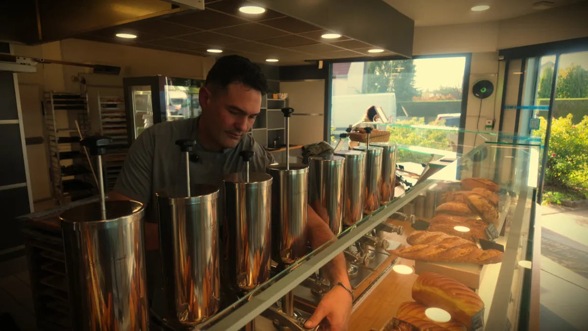 Louis Tortochot avec le Bar à Croissants dans sa boulangerie