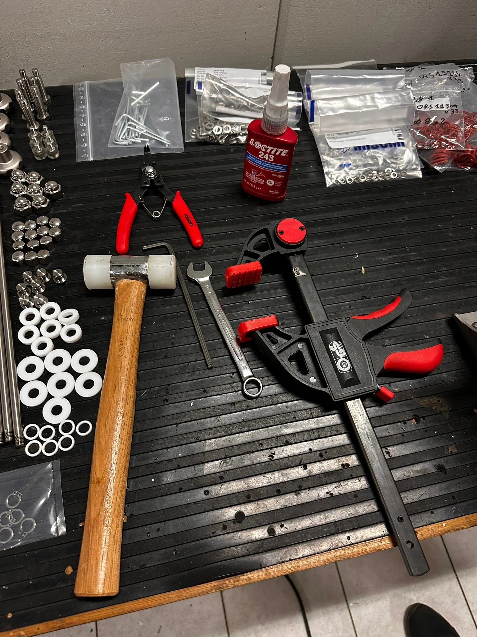 Pièces et outils dans l’atelier
